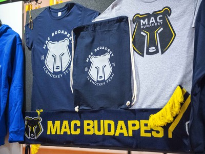 Na snímke logo MAC Budapešť na klubových suveníroch