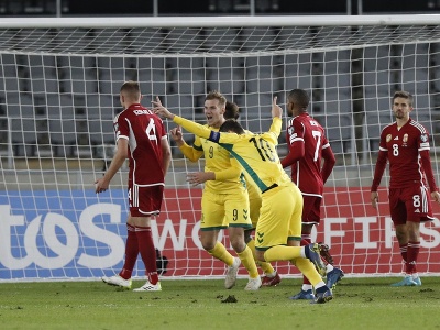 Litva oslavuje druhý gól, frustrovaní futbalisti Maďarska