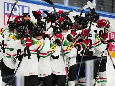 Maďarskí hokejisti sa tešia z víťazstva nad Francúzskom na MS v hokeji 