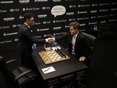 Magnus Carlsen a Fabiano Caruana sa dohodli na remíze po 115 ťahoch a vyše 7-hodinovom boji