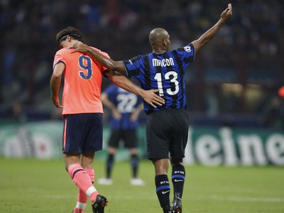Maicon a Zlatan Ibrahimovic po súboji v zápase Ligy Majstrov