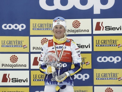 Švédska bežkyňa na lyžiach Maja Dahlqvistová pózuje na pódiu s malým krištáľovým glóbusom za šprint po pretekoch v šprinte klasicky na podujatí Svetového pohára v behu na lyžiach vo fínskom Lahti