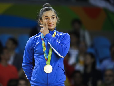 Dvojnásobná majsterka sveta džudistka Majlinda Kelmendiová získala historicky prvú zlatú olympijskú medailu pre Kosovo