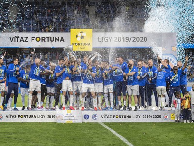 Majstrovské oslavy futbalistov ŠK Slovan Bratislava s víťaznou trofejou za triumf vo Fortuna lige v sezóne 2019/20