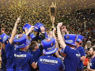 Volejbalisti Prievidze oslavujú s trofejou zisk titulu po siedmom zápase finálovej série 