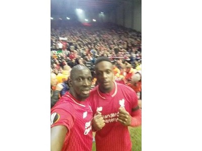 Mamadou Sakho a Divock Origi si spravili jedno selfie pre fanúšika