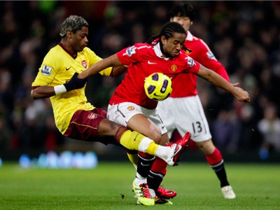 Alex Song a Anderson v súboji