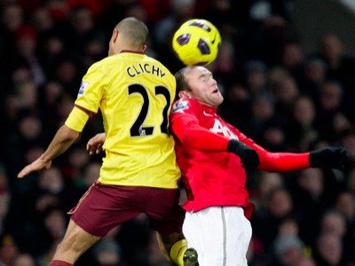 Gael Clichy v hlavičkovom súboji s Rooneym