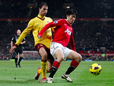 Chamakh v súboji s Ji-Sung Parkom