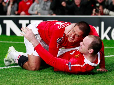 Rooney a Javier Hernandez sa radujú z prvého gólu