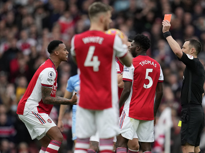 Gabriel z Arsenalu dostáva červenú kartu