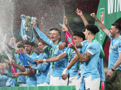 Futbalisti Manchestru City oslavujú