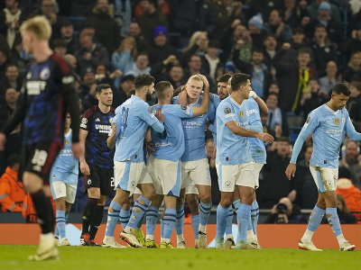 Hráči Manchesteru City oslavujú gól