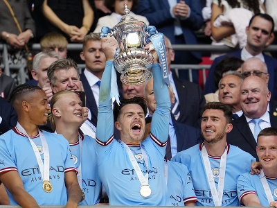 Futbalisti Manchestru City oslavujú zisk FA Cupu