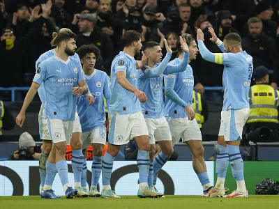 Hráč Manchesteru City Phil Foden (uprostred) oslavuje so spoluhráčmi po tom, ako strelil druhý gól v zápase G-skupiny Manchester City - Young Boys Bern