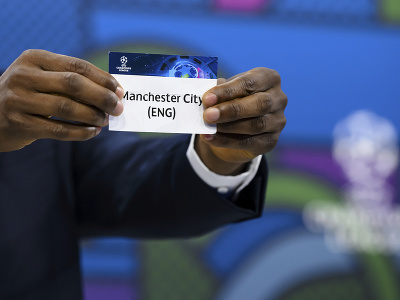 Bývalý futbalista Nigérie a ambasádor finále Ligy majstrov v Londýne John Obi Mikel ukazuje lístok s názvom britského futbalového tímu Manchester City počas žrebu štvrťfinálových dvojíc Ligy majstrov