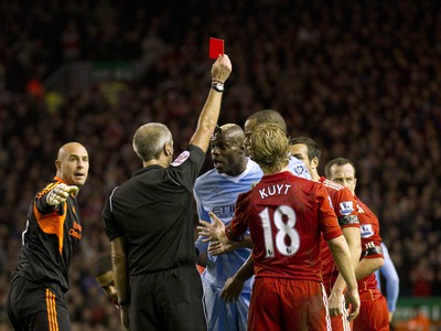 Mario Balotelli inkasuje druhú žltú kartu