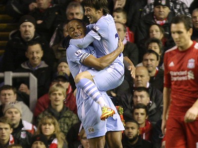 Vincent Kompany a David Silva po góle do siete Reds