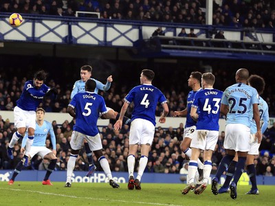 Hráč Manchesteru City Aymeric Laporte (uprostred) strieľa úvodný gól 