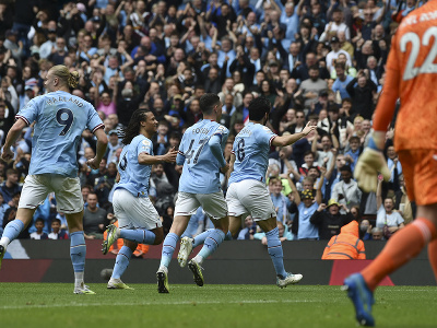 Hráči City oslavujú gol do siete Leedsu