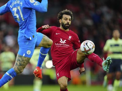 Mohamed Salah v súboji o loptu 