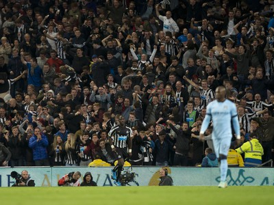 Moussa Sissoko oslavuje druhý gól Newcastle
