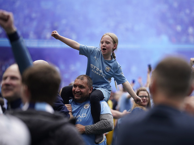 Hráči a diváci Manchestru City oslavujú triumf v Premier League