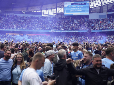 Hráči a diváci Manchestru City oslavujú triumf v Premier League