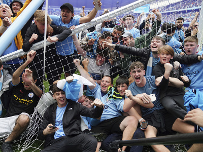 Hráči a fanúšikovia Manchestru City oslavujú triumf v Premier League