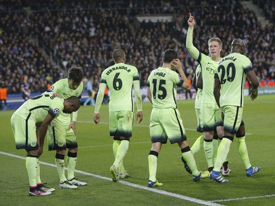 Kevin de Bruyne so spoluhráčmi oslavuje svoj gól