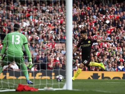 Na snímke hráč Manchesteru City Sergio Aguero strieľa gól brankárovi Arsenalu Davidovi Ospinovi