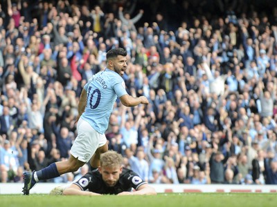 Futbalista Manchesteru City Sergio Agüero sa teší po strelení gólu