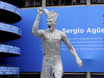 Na snímke socha bývalého hráča Manchestru City Sergia Agüera počas odhalenia 13. mája 2022 v Manchestri