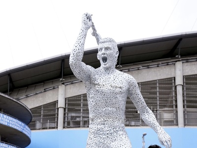 Na snímke socha bývalého hráča Manchestru City Sergia Agüera počas odhalenia 13. mája 2022 v Manchestri