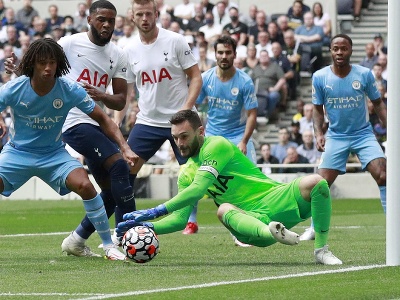 brankár Tottenhamu Hugo Lloris chytá loptu v zápase  Tottenham Hotspur - Manchester City
