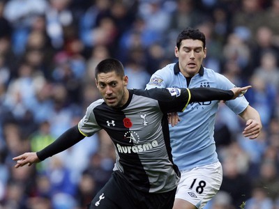 Gareth Barry a Clint Dempsey