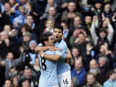 Sergio Aguero a Gareth Barry 