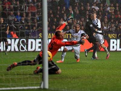 Yaya Touré skóruje gól do siete Swansea