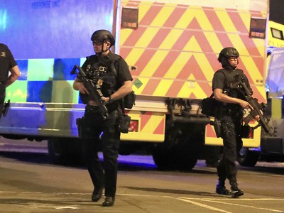 Ozbrojení a maskovaní príslušníci polície hliadkujú pred Manchester Arenou po výbuchu
