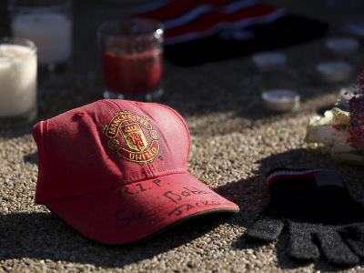 Futbaloví fanúšikovia z celého sveta si v nedeľu prišli na štadión Old Trafford uctiť pamiatku zosnulého Bobbyho Charltona.