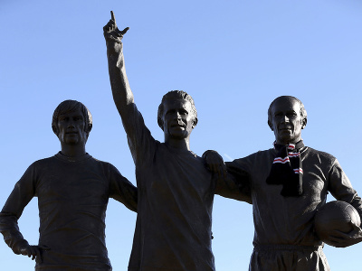 Futbaloví fanúšikovia z celého sveta si v nedeľu prišli na štadión Old Trafford uctiť pamiatku zosnulého Bobbyho Charltona.