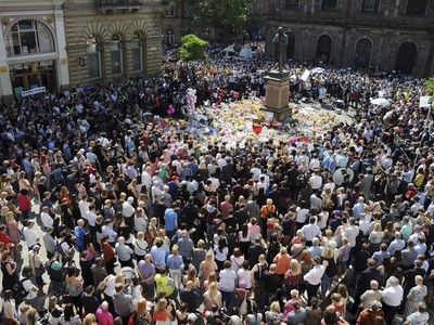 Ľudia spomínajú na obete teroristického útoku v Manchestri