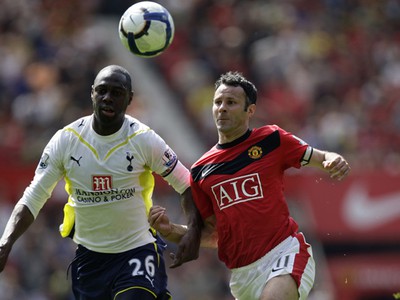 Ryan Giggs v súboji s Ledley Kingom