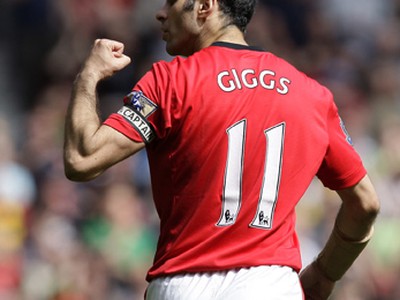 Ryan Giggs sa teší z premenenej penalty