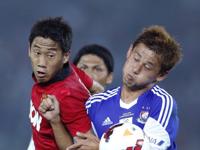 Shinji Kagawa a Yuta Narawa v súboji o loptu