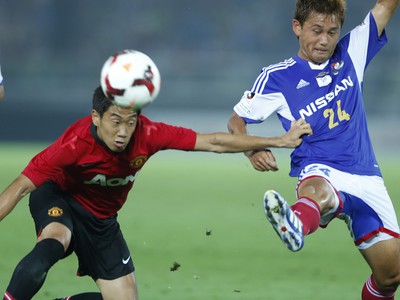 Shinji Kagawa a Yuta Narawa v súboji o loptu