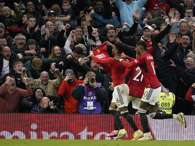 Amad Diallo oslavuje víťazný gól do siete Liverpoolu