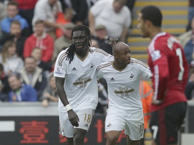 Bafetimbi Gomis a Andre Ayew oslavujú gól Swansea