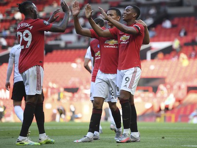Hráč Manchesteru United Anthony Martial  oslavuje so spoluhráčmi gól