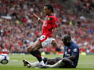 Súboj o loptu v zápase Manchester United - Arsenal Londýn